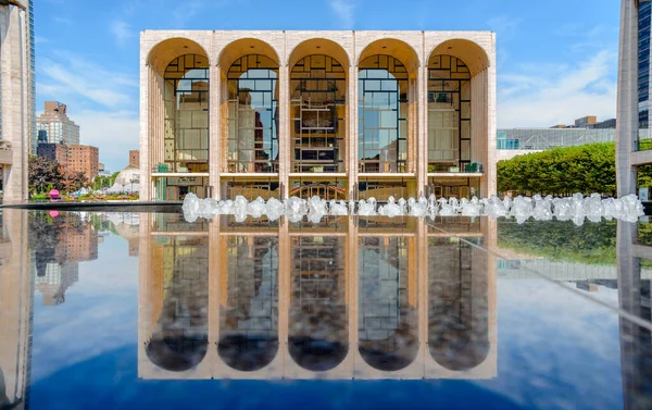 New York, Nyc / Usa - 12 Temmuz 2014: Metropolitan Opera Binası Lincoln Meydanı 'nın mermer çeşmesini yansıttı.
