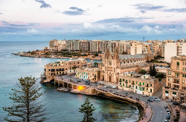 Sliema / Malta - 22 Şubat 2015: Le Mridien Oteli 'nin 12. katından Balluta Körfezi manzarası. Ufuk çizgisine Carmelite Kilisesi (Mont Carmel Kilisesi) hakimdir.). 