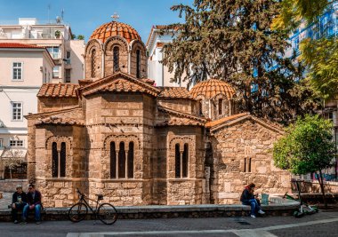 Atina / Yunanistan - 15 Mart 2020: Panagia Kapnikarea Kilisesi. Atina 'nın en eski ortodoks kiliselerinden biridir ve Ermou st' un tam ortasında, modern şehrin merkezinde yer almaktadır..