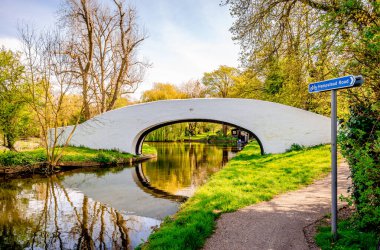 Watford / Birleşik Krallık - 17 Nisan 2014: İngiltere 'de Cassiobury Park' ta Lady Capels Köprüsü 'ne (163 Numaralı Büyük Kanal Köprüsü) yaklaşan bir tekne.