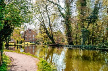 Grove Mill ve Cassiobury Park 'taki eski değirmen evi, Watford, Hertfordshire, İngiltere güneşli bir nisan sabahı.