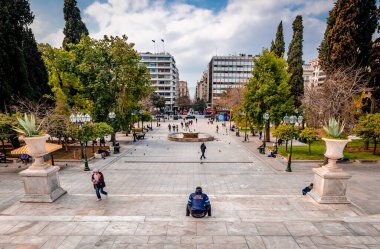 Atina, Yunanistan - 15 Mart 2020: Ünlü Sintagmatos Meydanı, şehrin popüler bir simgesi ve buluşma noktası.