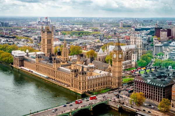 Londra, İngiltere / 22 Nisan 2014: Westminster Sarayı ve Westminster Abbey ile Londra silueti.