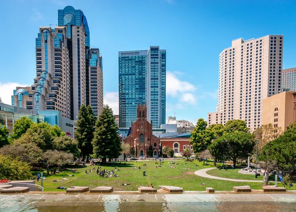 San Francisco, CA / USA - 16 Temmuz 2015: Gotik St. Patrick Kilisesi, San Francisco Marriott Marquis ve Four Seasons Oteli ile Yerba Buena Gardens manzarası