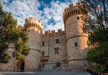 Rodos Şövalyeleri 'nin Büyük Üstadı' nın Sarayı, nam-ı diğer: Castello, Yunanistan 'ın Rodos şehrinde bir ortaçağ kalesidir..