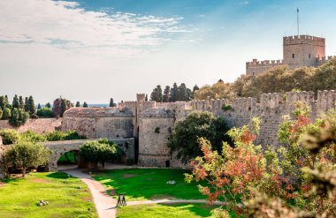 Ortaçağ şehir duvarları ve hendek manzarası, d 'Amboise Kapısı ve Yunanistan' ın Rodos Adası 'ndaki Büyük Üstad Sarayı..