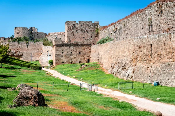Yunanistan 'ın Rodos Adasındaki Ortaçağ Hendeği ve Ortaçağ Şehir Duvarları manzarası.