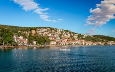 Afissos, Pagasetik Körfez manzaralı, Pelion Dağı 'nın güney tarafında küçük ve geleneksel bir köydür. Çok popüler bir turizm merkezi..