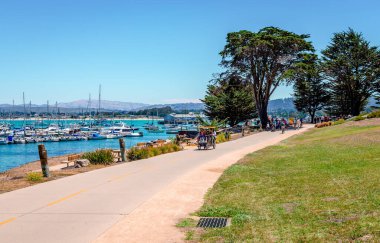 Monterey, CA / USA - 18 Temmuz 2015: İnsanlar Kaliforniya 'nın New Monterey bölgesindeki Cannery Row rıhtımında yürüyüş yapmaktan keyif alıyor