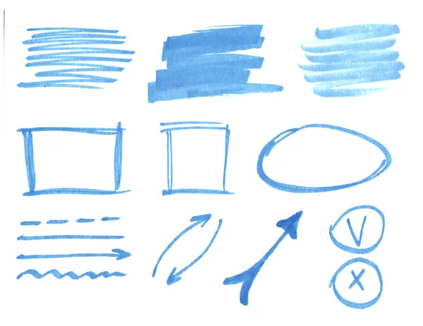 Set di oggetti di pittura disegnati a mano per l'uso nel design. sfondo blu e bianco. Disegno astratto pennello. Illustrazione artistica di cerchi grunge, tratti, rettangoli e frecce. Regime commerciale . — Foto Stock