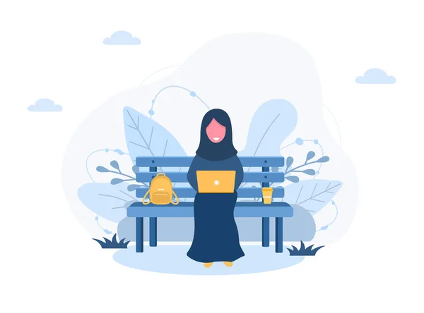 Οι γυναίκες είναι ελεύθερες. Αραβίδα με μαντίλα και λάπτοπ να κάθεται σε παγκάκι στο πάρκο. Εικόνα έννοιας για εργασία σε εξωτερικούς χώρους, μελέτη, επικοινωνία, υγιεινό τρόπο ζωής. Εικονογράφηση διάνυσμα σε επίπεδο στυλ. — Διανυσματικό Αρχείο