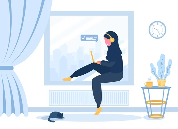 女性自由职业。戴头巾的阿拉伯女孩和带着笔记本电脑的耳机坐在窗台上。关于工作、学习、教育、在家工作的概念说明。平面样式的矢量图解. — 图库矢量图片