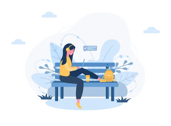 Mujeres freelance. Chica con portátil sentado en el banco en el parque. Ilustración conceptual para trabajar al aire libre, estudiar, comunicarse, estilo de vida saludable. Ilustración vectorial en estilo plano. — Vector de stock