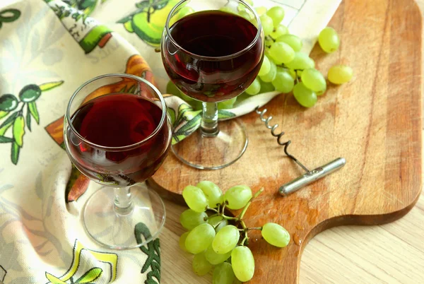 Two glasses of red wine and ripe grapes. — Stock Photo, Image