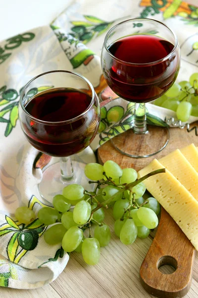 Dos copas de vino tinto y uvas maduras . —  Fotos de Stock