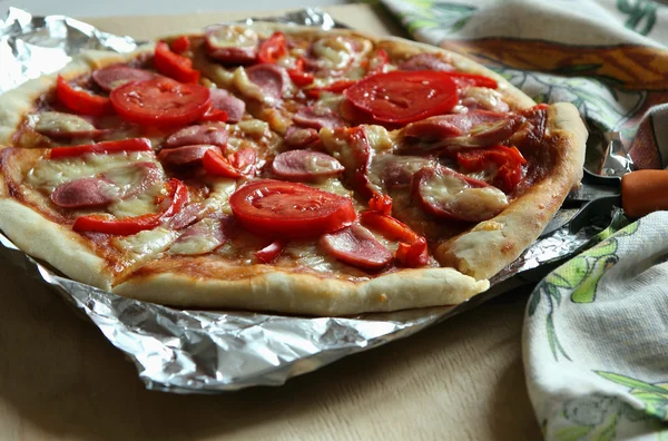 Pizza świeżo ugotowane, pokrojone na kawałki. — Zdjęcie stockowe