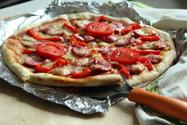 Frisch gekochte Pizza, in Stücke geschnitten. — Stockfoto