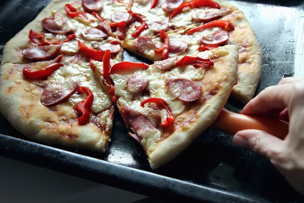 Nykokt pizza, skuren i bitar. — Stockfoto