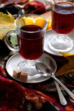 iki kadeh şarap mulled ile.