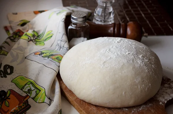 Masa de levadura acostada en el tablero . —  Fotos de Stock