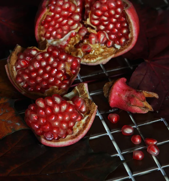 Ripe pomegranate, cut into pieces. — Stock Photo, Image