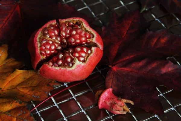 Romã madura, cortada em pedaços . — Fotografia de Stock