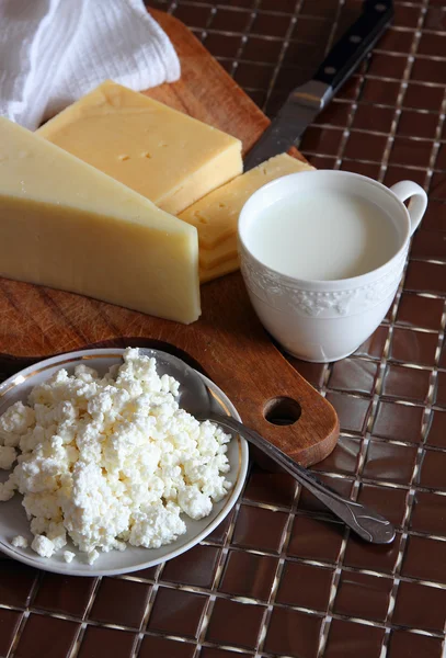 Een kopje melk, kaas en wrongel. — Stockfoto