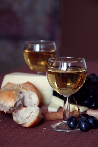 Vino blanco, queso y uvas . — Foto de Stock