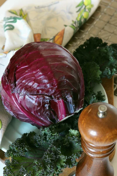 A head of purple cabbage on the board. — Stock Photo, Image