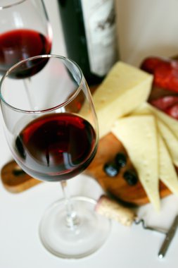 İki kadeh kırmızı şarap..