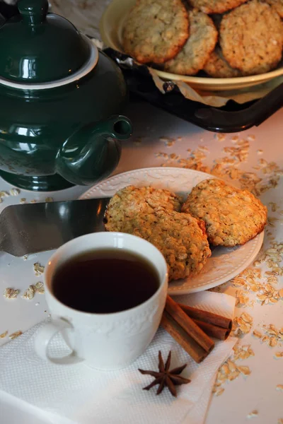 ちょうど調理されたオートミール クッキーと紅茶のカップ. — ストック写真