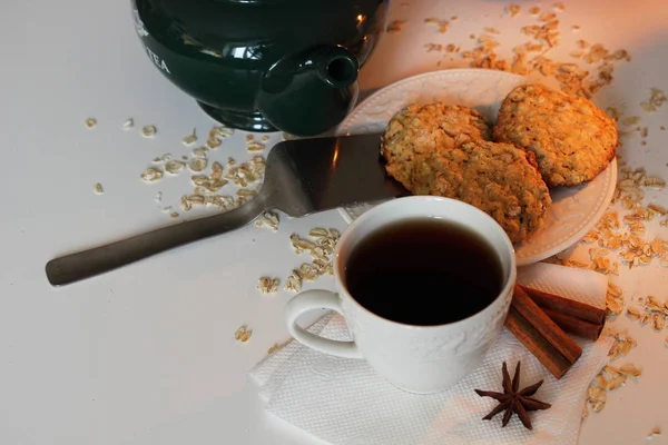 Tasse de thé et biscuits à l'avoine cuits . — Photo