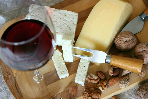 Sklenice červeného vína a sýrů. — Stock fotografie
