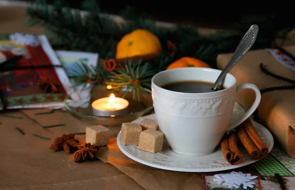 Una taza de café caliente en el fondo de las decoraciones navideñas . —  Fotos de Stock