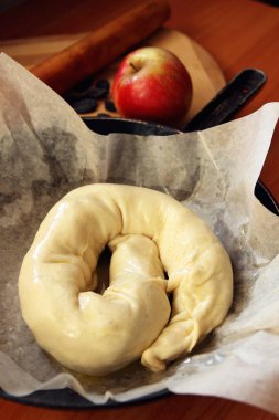 Orijinal tarifi meyveli turta yapma süreci.