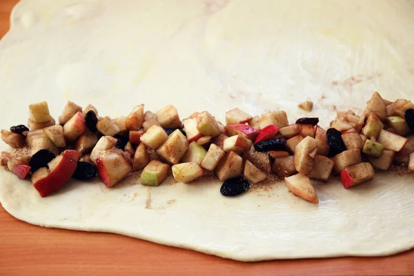 El proceso de hacer strudel en la receta original . —  Fotos de Stock