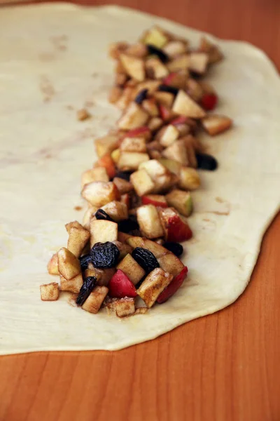 El proceso de hacer strudel en la receta original . —  Fotos de Stock