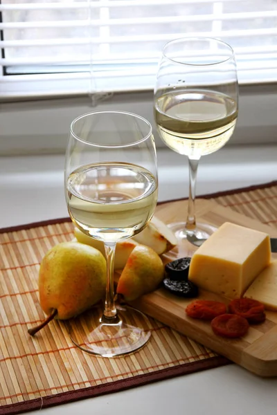 화이트 와인, 과일 치즈와 안경. — 스톡 사진
