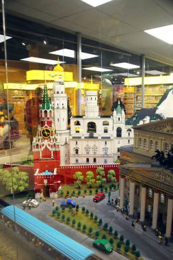 5 Mart 2017, Moskova, Rusya, bir Lego Tasarımcısı Merkezi Çocuk deposunun Lego bölümünde güzel modelleri monte.