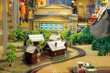 5 Mart 2017, Moskova, Rusya, bir Lego Tasarımcısı Merkezi Çocuk deposunun Lego bölümünde güzel modelleri monte.