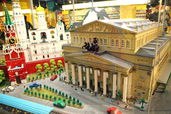 5 maart, 2017, Moskou, Rusland, mooie modellen samengesteld uit een Lego-ontwerper in de Lego-afdeling van de centrale Children's winkel. — Stockfoto