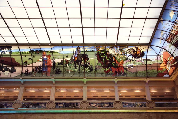 5 de marzo de 2017, Moscú, Rusia, Hermosa vidriera con personajes de cuentos de hadas en el techo de la Central Children 's Shop . — Foto de Stock