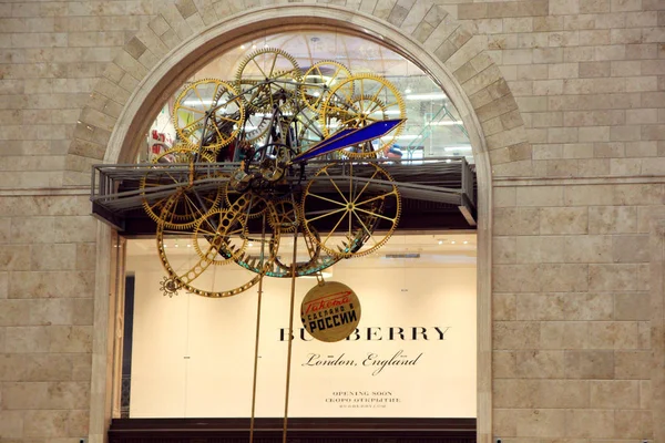 5 Μαρτίου 2017, Μόσχα, Ρωσία, ένα μεγάλο ρολόι με ένα όμορφο μηχανισμό στο εσωτερικό του το κεντρικό κατάστημα παιδικής. — Φωτογραφία Αρχείου