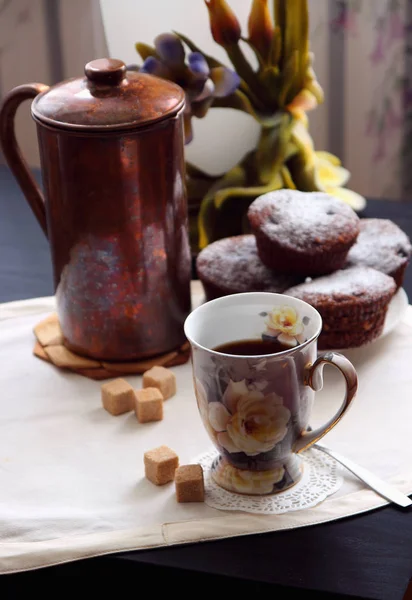 Šálek kávy a čerstvě Pečené čokoládové muffiny. — Stock fotografie