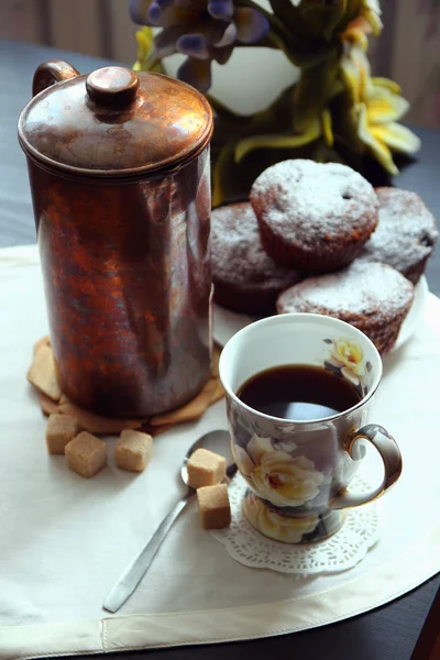 Une tasse de café et des muffins au chocolat fraîchement cuits . — Photo