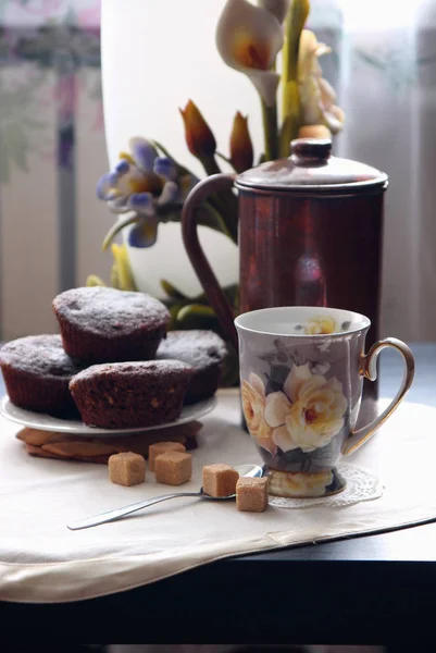 Uma xícara de café e muffins de chocolate recém-assados . — Fotografia de Stock