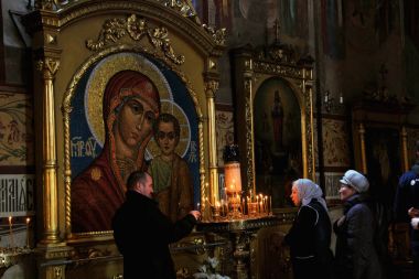  Virgin ve mumlar koyarak cemaat simgesi.