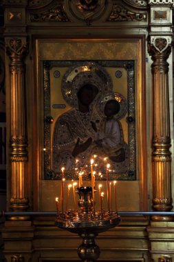 Theotokos ve yanan mum simgesi.