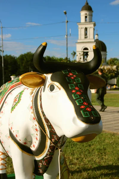 Vista de la estatua de una vaca desde la fiesta de las vacas en el fondo de la catedral central . —  Fotos de Stock