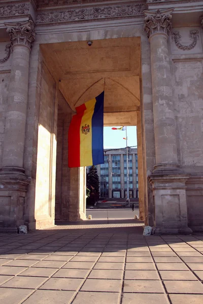 Arco de la Victoria en Chisinau por la noche, iluminado por el sol . —  Fotos de Stock